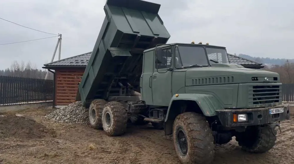 Самоскид Краз 6×6 розвантажує щебінь у Карпатах